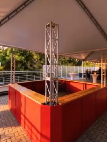 Balcão de serviço em madeira e aço sob tenda