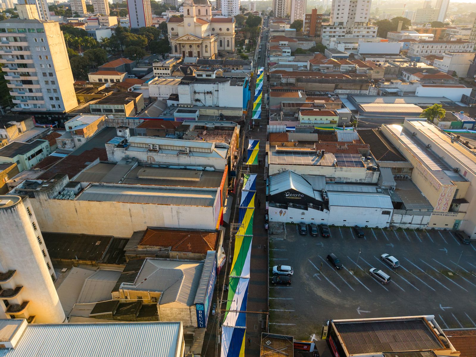 Vista aérea das velas de tecido entre os telhados do centro
