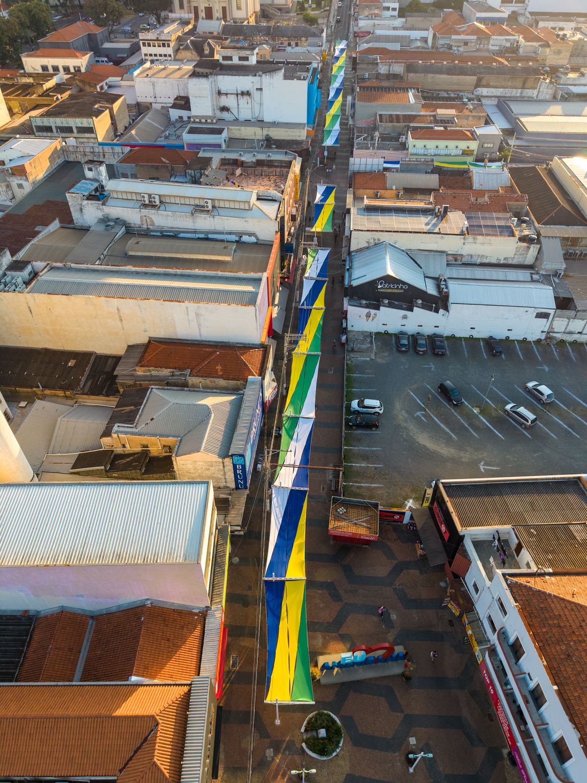 Vista aérea vertical da rua coberta por velas de tecido