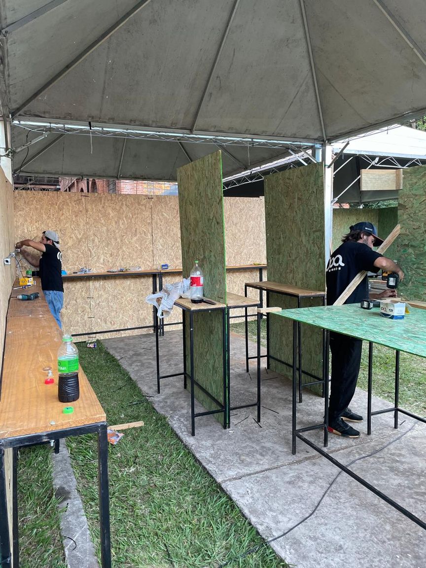 Equipe montando balcões de madeira de um camarim