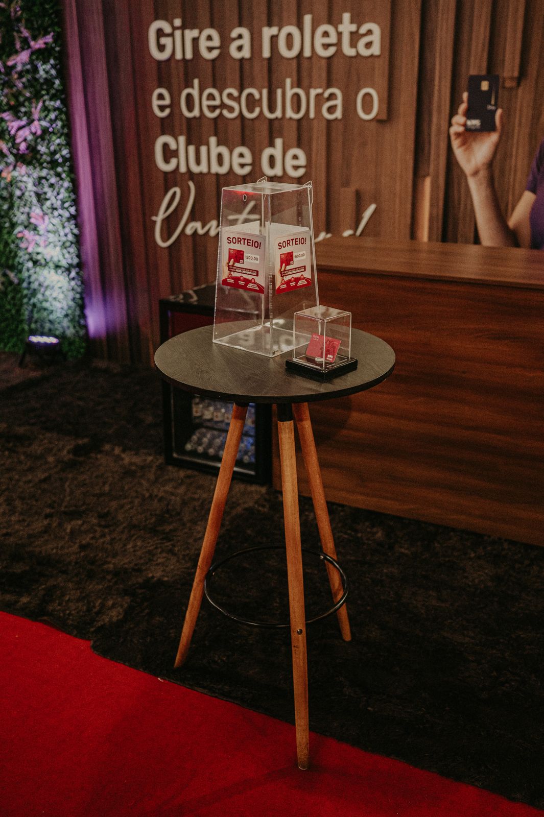 Mesa alta com brinde em exposição em stand promocional