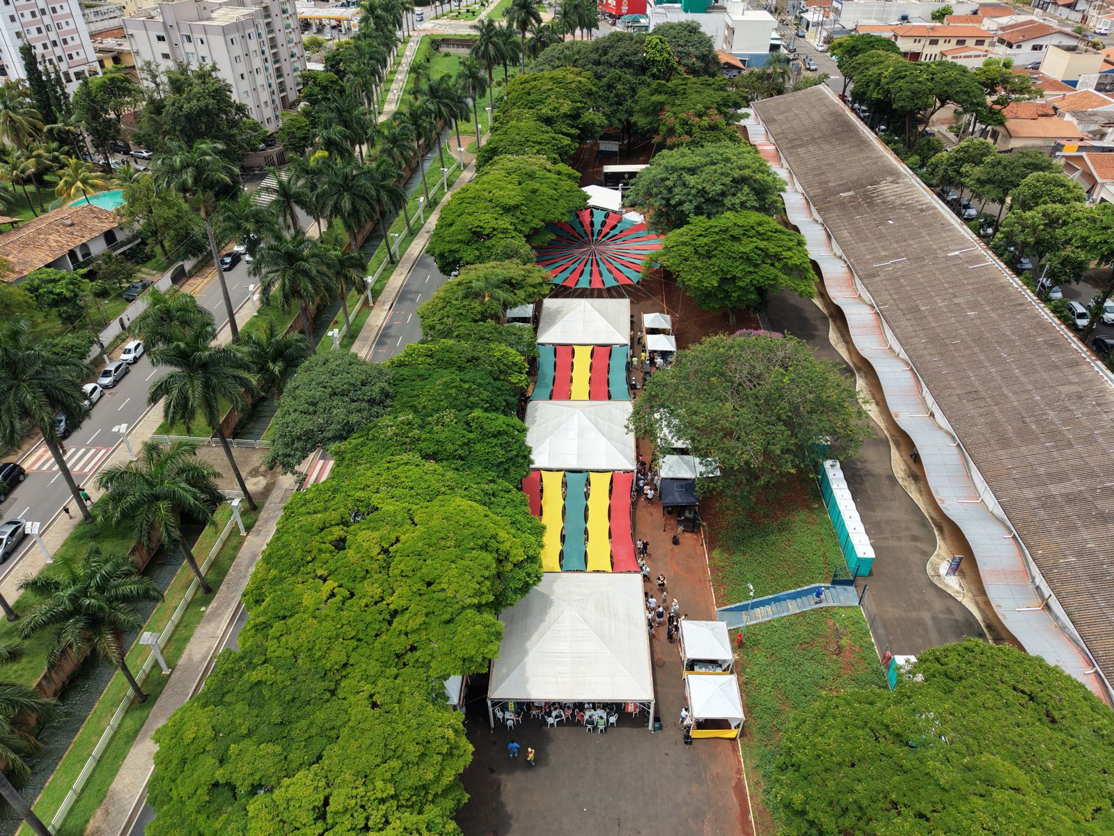 Fileira de tendas coloridas de feira vista de cima