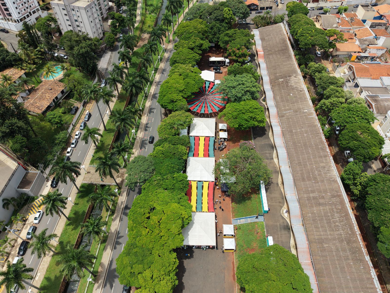 Tendas de feira ao longo do canteiro central da avenida