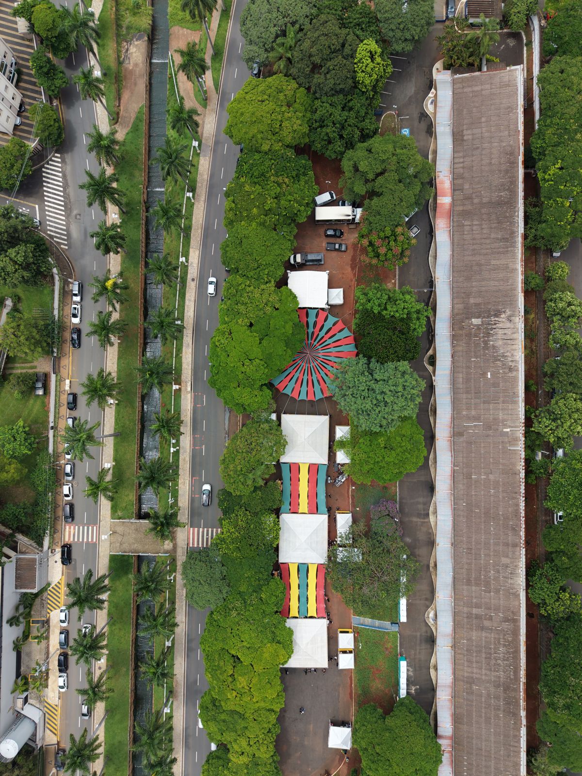 Vista aérea vertical das tendas de feira na rua
